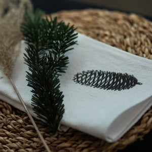 Baltos servetėlės su konkorėžio, eglės piešiniu
